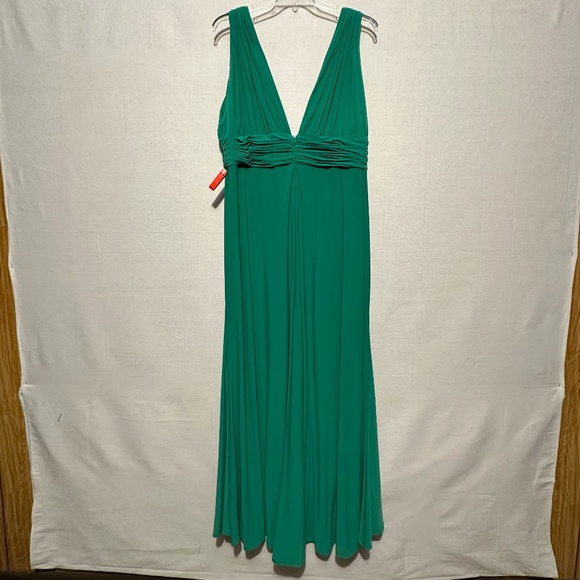 NWT Fabulouss by Mac Duggal Plunging Neck Ruched Bodice Dress - size 18W - Picture 5 of 6